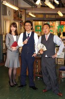 番組の舞台はさびれた芸能事務所「大竹プロ」。大竹（中央）が社長、三村（右）が専務、半井（左）が秘書として出演する。