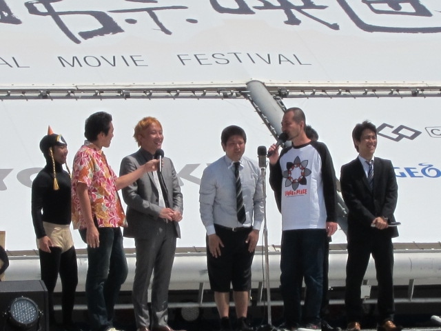 「YOECネタバトル決勝戦」で優勝した浦添ウィンドウ。