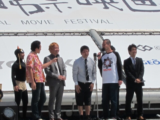 「YOECネタバトル決勝戦」で優勝した浦添ウィンドウ。