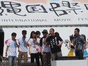 外国人カメラマンを見つけたRGは「I want to say ARUARU」とアピール。