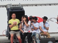 「冬のソナタ」のリーチに合わせて熱唱する椿鬼奴。