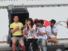 「冬のソナタ」のリーチに合わせて熱唱する椿鬼奴。