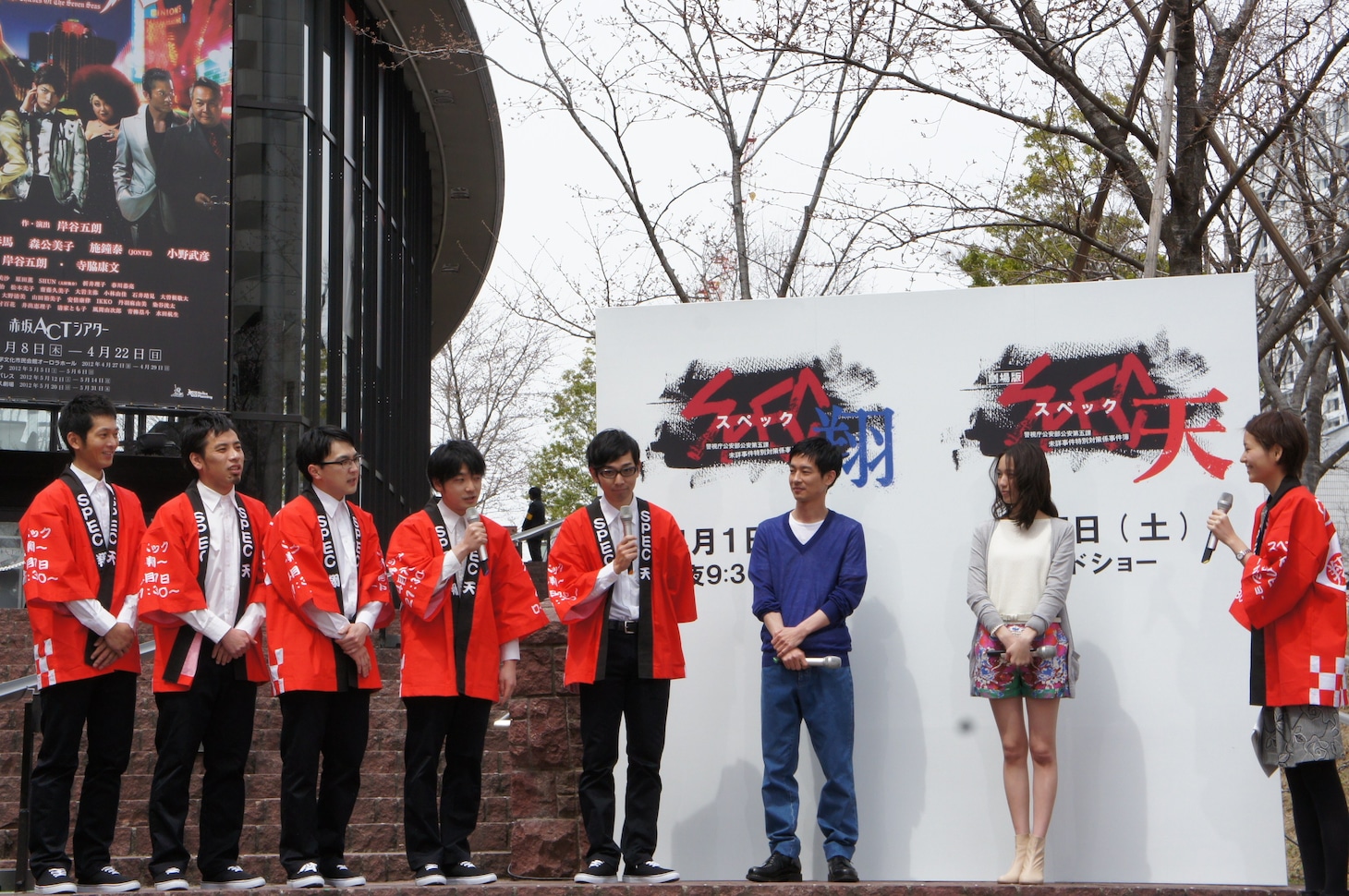 「大流し餃子イベント」に登場した夜ふかしの会、加瀬亮、戸田恵梨香、青木裕子TBSアナウンサー（左から）。