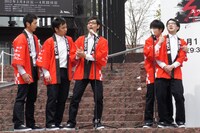 「大流し餃子イベント」でコント「立てこもり」を披露する夜ふかしの会。