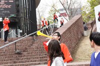 全長約40メートルの「大流し餃子」成功へ向け、各々のポジションでブブゼラを吹く夜ふかしの会。