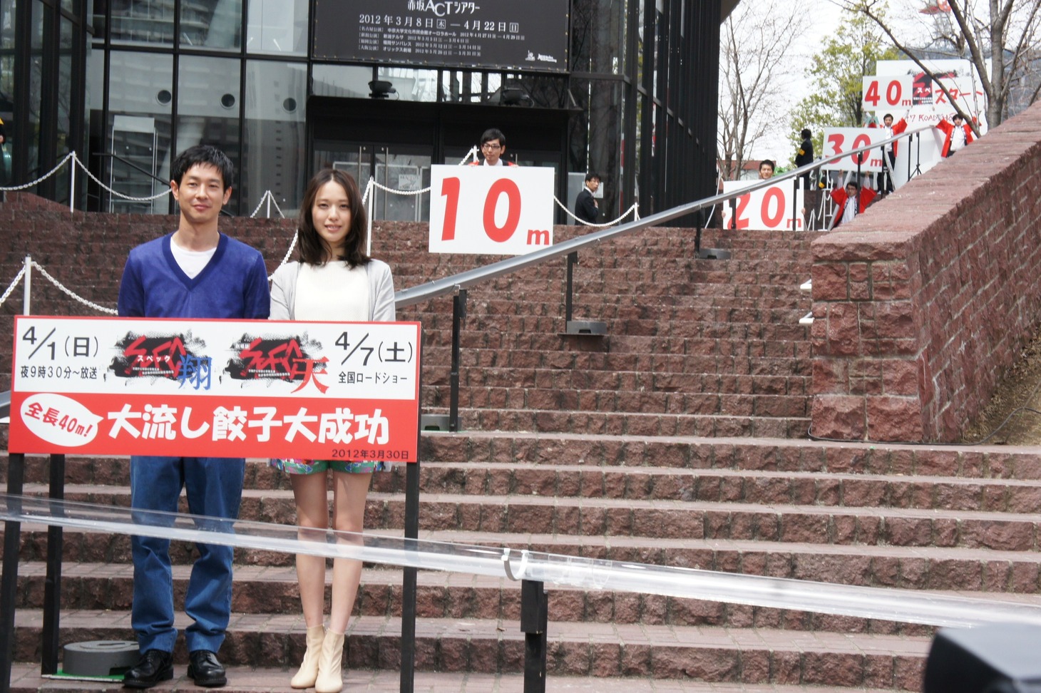 加瀬亮、戸田恵梨香と「大流し餃子」の各ポジションに配置された夜ふかしの会。