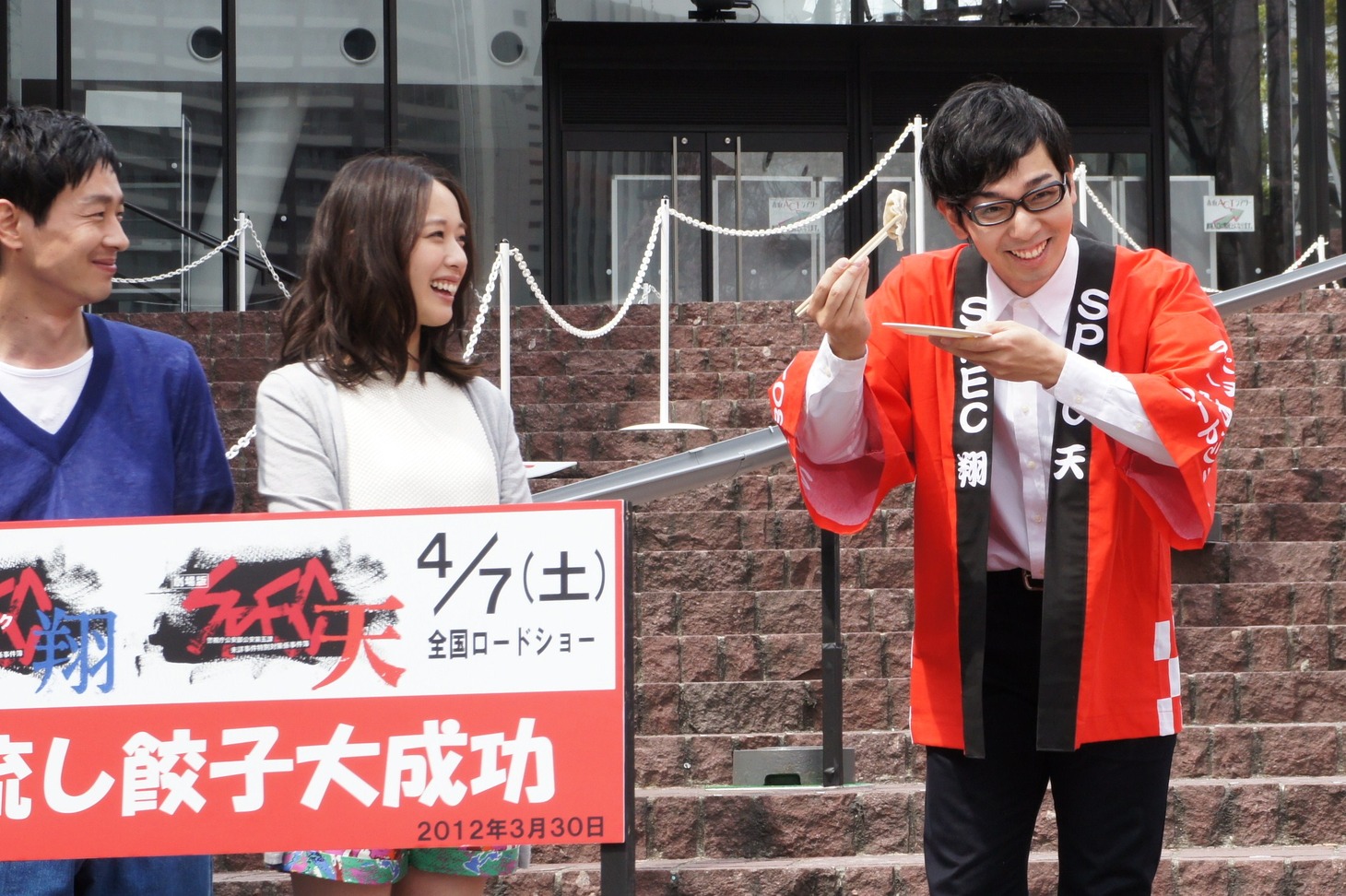 40メートルを流し終えた餃子をなぜか試食することとなった鬼頭（右）。「バカうまです！」と全力でコメントした。