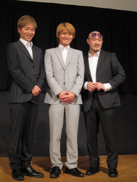 映画「営業100万回」舞台挨拶に登場したジャルジャル、くまだまさし。