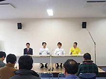 改名＆三陸町移住会見の様子。(c)吉本興業