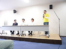 改名＆三陸町移住会見の様子。(c)吉本興業