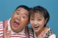 「進め！電波少年」に出演していた松村邦洋（左）と松本明子（右）。(c)NTV