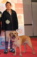 「第1回ジャパンペットアワード」に出席した松本秀樹とラブ君。（C）2012『LOVE まさお君が行く！』製作委員会