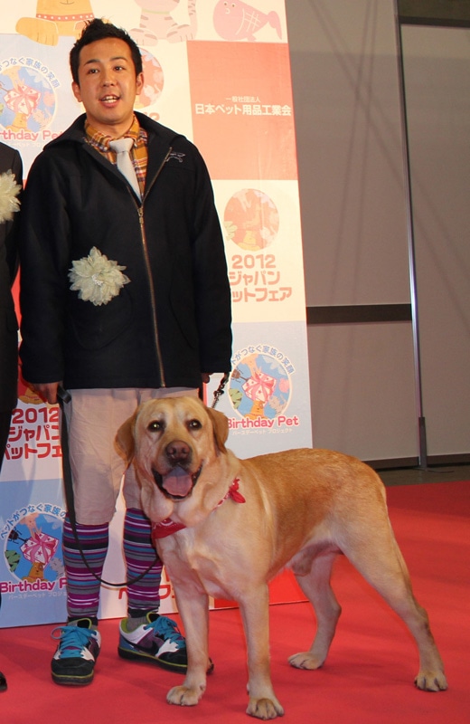 「第1回ジャパンペットアワード」に出席した松本秀樹とラブ君。（C）2012『LOVE まさお君が行く！』製作委員会