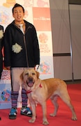 「第1回ジャパンペットアワード」に出席した松本秀樹とラブ君。(C)2012『LOVE まさお君が行く!』製作委員会