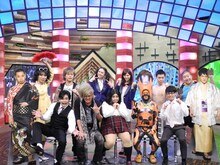 会見に出席した「ピカルの定理」メンバー。千鳥のパネルとともに。