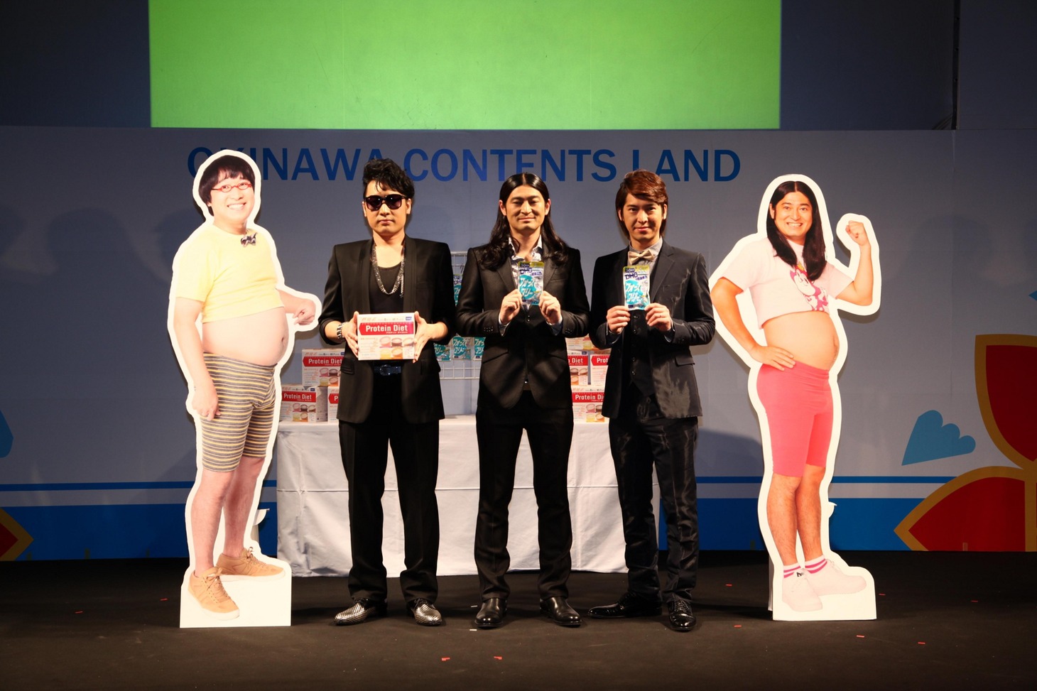 「DHC 南海キャンディーズ山ちゃん 祝ダイエット成功記念！ ダイエット成功! 男前!? よしもと芸人トークショー」に登場した南海キャンディーズ山里とハイキングウォーキング。