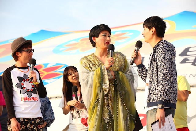 「KYORAKU PRESENTS THE ものまねSHOW」に登場した美川憲一のモノマネで人気の魅川憲一郎（中央）と、MCのオリエンタルラジオ藤森（左）、博多華丸・大吉・大吉（右）。