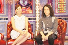 観月ありさとピース又吉（左から）。