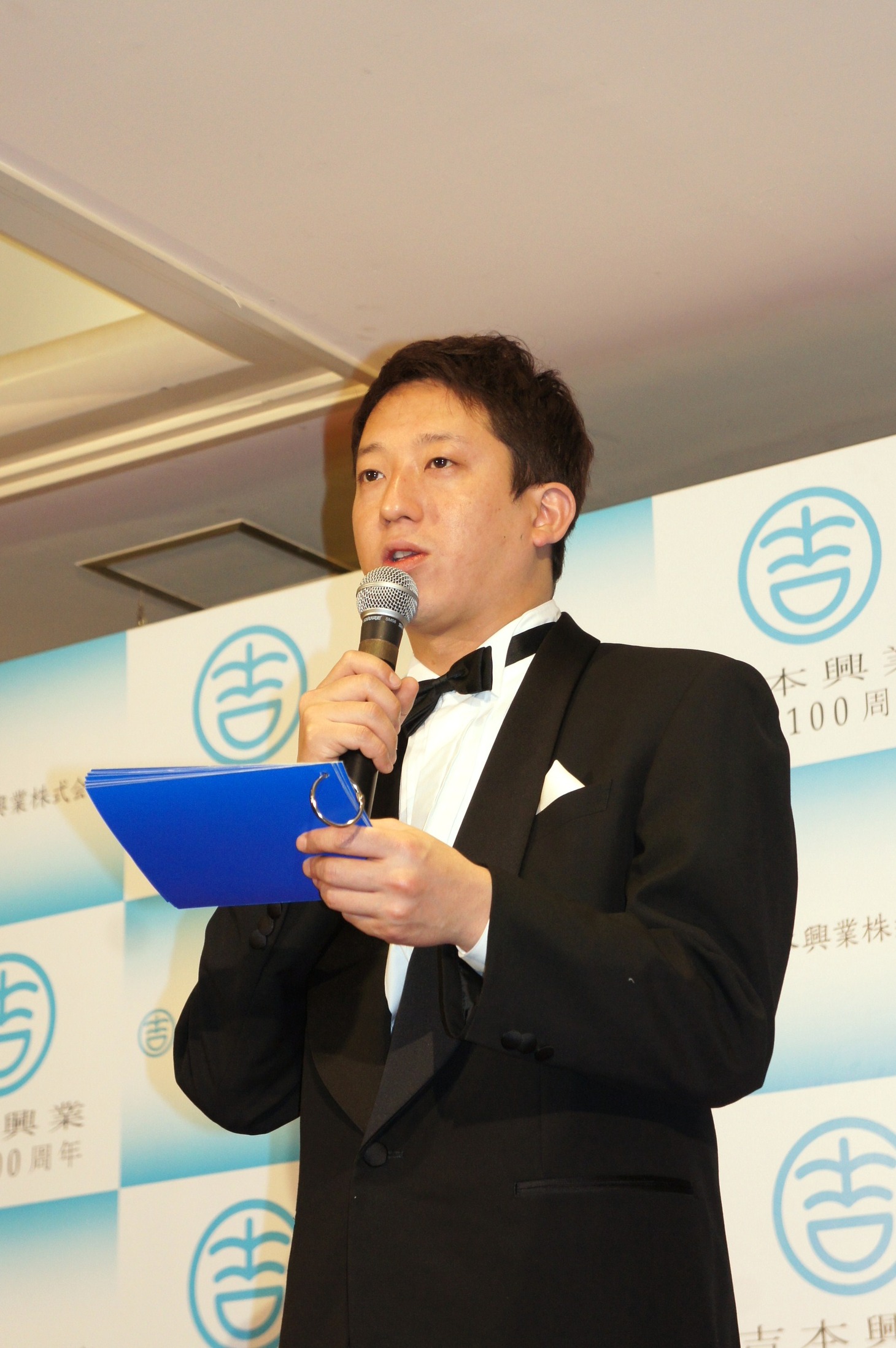 会見でMCを務めたサバンナ高橋。