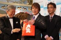 村上ショージと大木こだま・ひびき（左から）。こだま（中央）が持っているのが「大笑袋」と名付けられたトートバックだ。