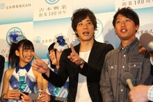 YGA（小泉、加藤）とライセンス（左から）。キャンペーンについて「この4人合わせて100歳になるので1人が無料」と具体例を示して説明した。
