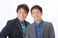 「独占生中継！よしもと芸人史上最大の宴会！ ミナミではしゃがナイト！」MCのサバンナ高橋（右）