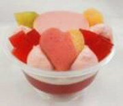 「プリンチャラモード」。ピンク色のイチゴプリンやハートのクッキー、バカンスを想起させる南国系のフルーツを使用して仕上げられた。