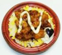 「チャラ揚げ丼」。唐揚げに甘辛いタレとマヨネーズをあわせた。