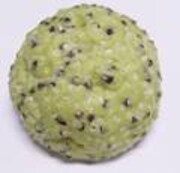 「君にメロメロ メロンパン」。ビス生地にチョコチップを入れ、キラキラしたザラメをトッピング、ミラーボールをイメージした。この商品は4月10日に発売される。