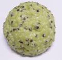 「君にメロメロ メロンパン」。ビス生地にチョコチップを入れ、キラキラしたザラメをトッピング、ミラーボールをイメージした。この商品は4月10日に発売される。