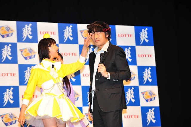 ももいろクローバーZの玉井詩織（左）のビンタを食らった山里（右）。