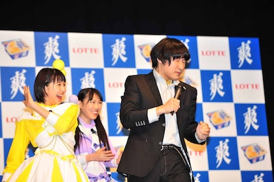 玉井詩織（左）のビンタをくらい、メガネを吹き飛ばされた山里（右）。