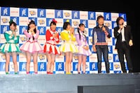 ももいろクローバーZと南海キャンディーズ（左から）。