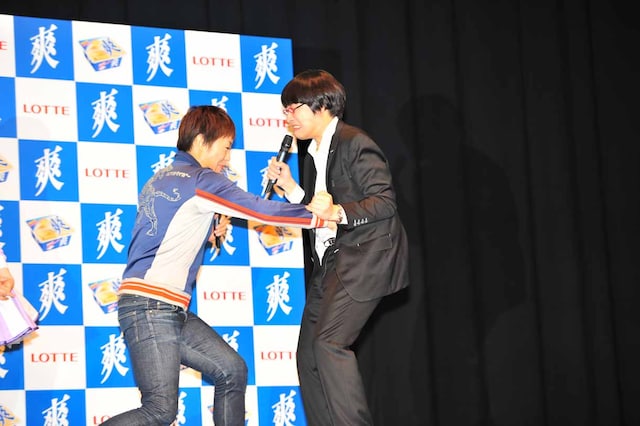 ももいろクローバーZが登場した「ロッテアイス『爽』新CM記者発表会」で、しずちゃん（左）が相方・山里（右）にボディを食らわせた瞬間。