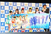 ももいろクローバーZと南海キャンディーズ山里（左から）。