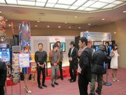 ロビーで催しを行うパンサーと2700。