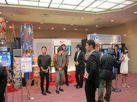 ロビーで催しを行うパンサーと2700。