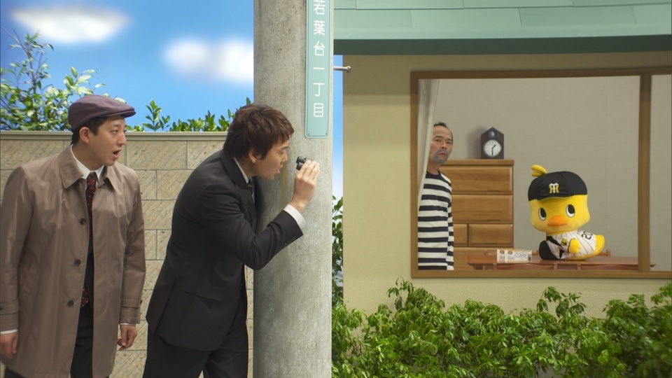 CMの一場面。サバンナが刑事コントを繰り広げる。