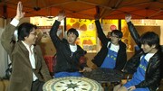 ジャーナリスト・山路徹(左端)を迎える3人。Vol.4に収録。(c)2012「撮れ高次第」パートナーズ