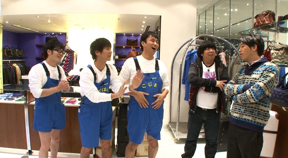 バナナマンと買い物をする「撮れ高次第」の3人。Vol.4に収録。(c)2012「撮れ高次第」パートナーズ