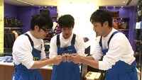 お決まりの「指スマ」ゲームを行う3人。(c)2012「撮れ高次第」パートナーズ
