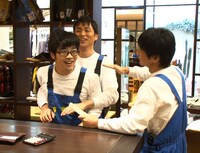 新撮映像「鈴木タクロースとお買い物」でドランク鈴木が支払いを拒否する場面。Vol.3に収録。(c)2012「撮れ高次第」パートナーズ