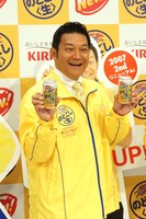 「キリン のどごし＜生＞」リニューアル発表会に「担当営業」として登場した山口智充。