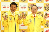 山口智充（左）と、キリンビール株式会社の代表取締役社長・磯崎功典氏（右）。