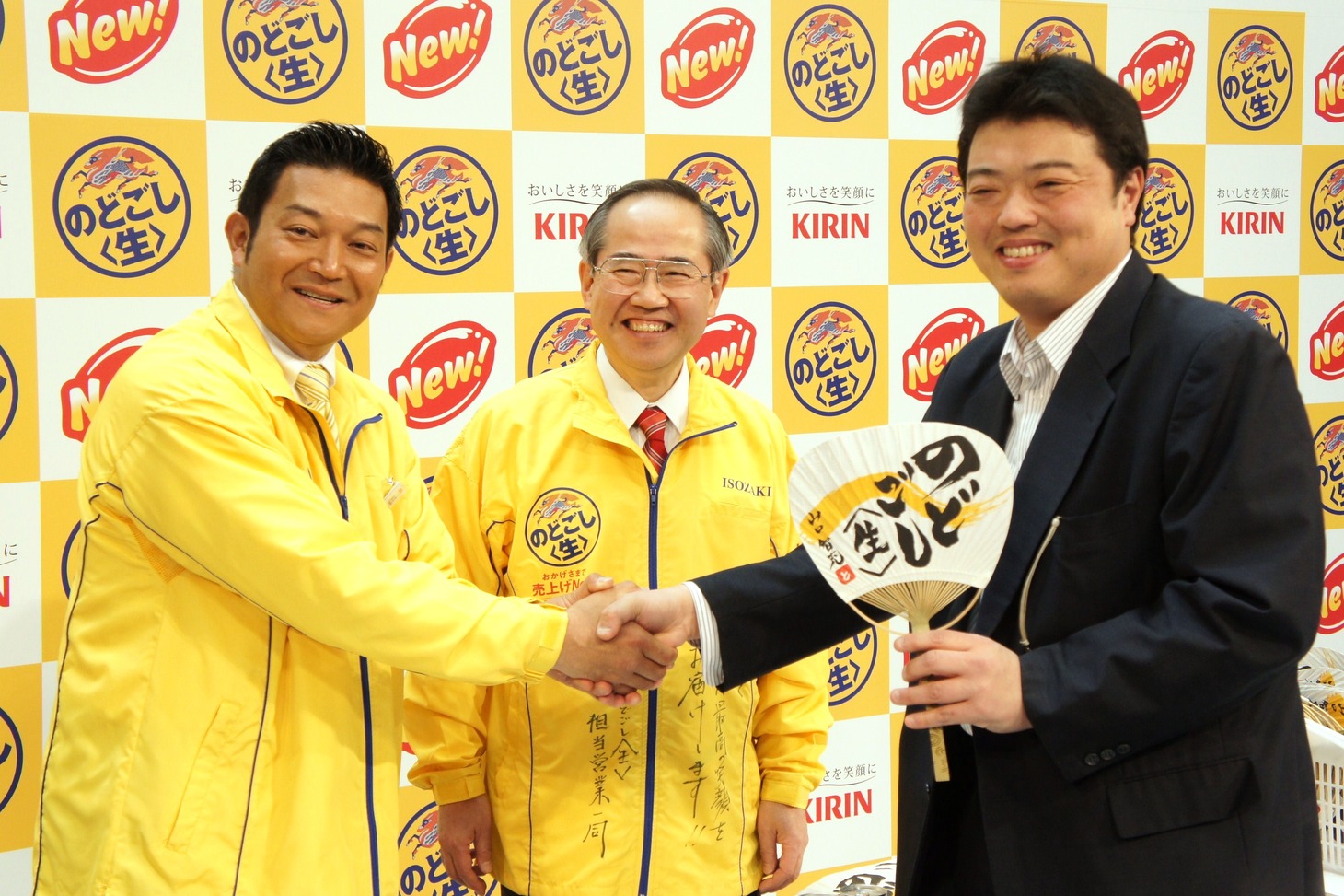 一般客へ特製うちわを配布する山口智充（左）。