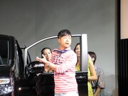 「NEW ステップ ワゴン」の魅力を語る次長課長・河本。