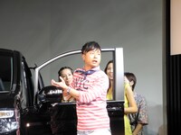 「NEW ステップ ワゴン」の魅力を語る次長課長・河本。