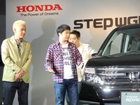 「NEW ステップ ワゴン」の魅力を語る山崎邦正。