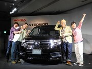 「ススメ！家族の冒険プロジェクト」発足式の様子。Honda「NEW ステップ ワゴン」の前でポーズを決める山崎邦正、FUJIWARA原西、ロンドンブーツ1号2号・亮、次長課長・河本。