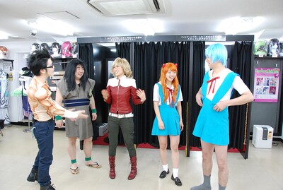 「アニメのキカク」の「コスプレで対決しちゃおう！☆キカク」に出演する（左から）ドランクドラゴン、吉木りさ、松嶋初音、よゐこ有野。(c)ひかりTV